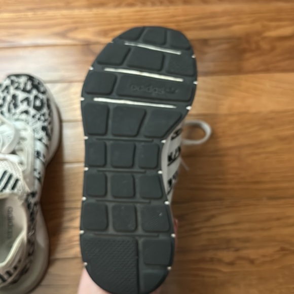 Super cute adidas shoes.6.5 - Picture 8 of 9